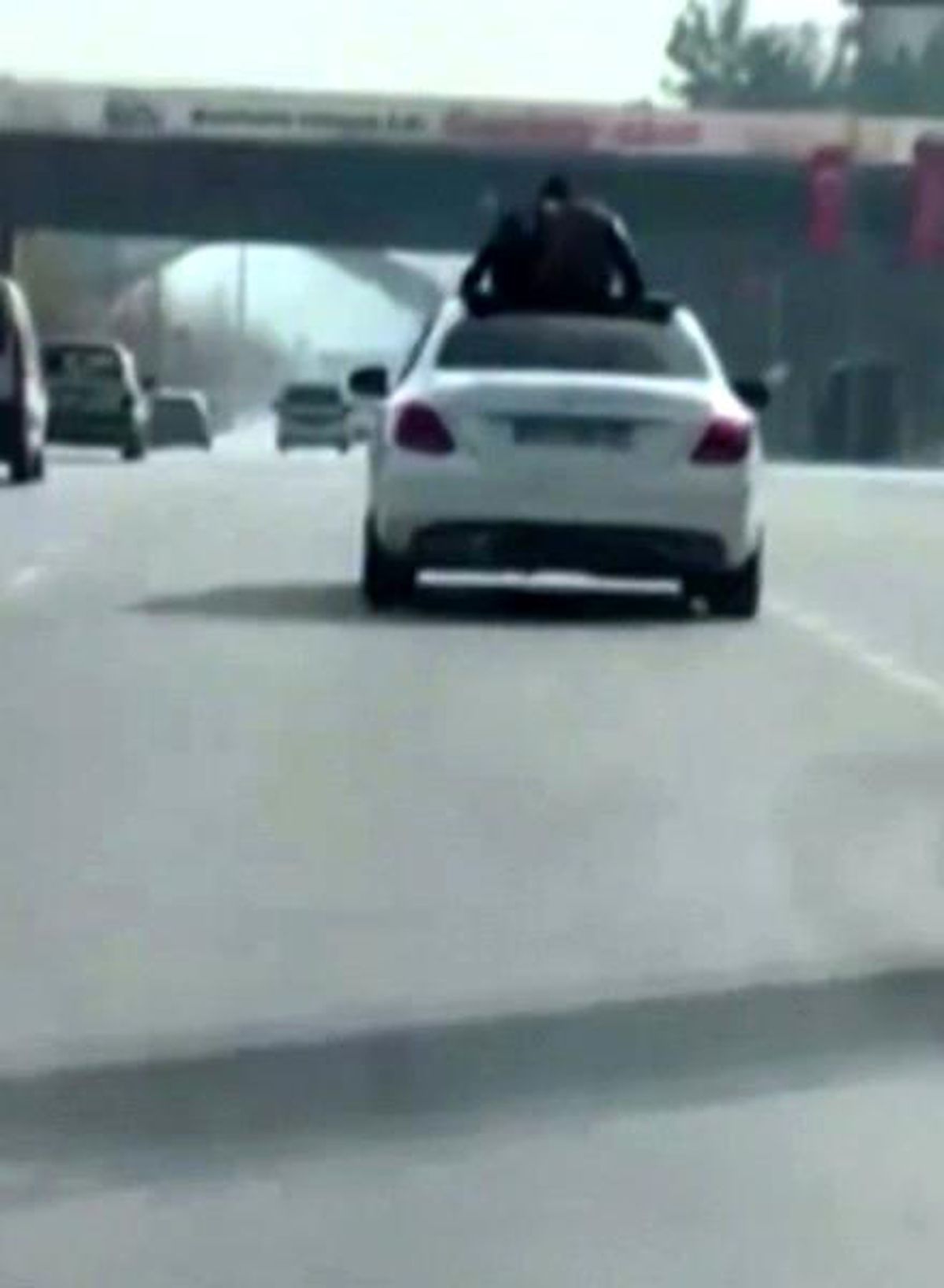 Gaziantep\'te Gençler Üstü Açık Otomobilin Üzerinde Tehlikeli Yolculuk Yaptı
