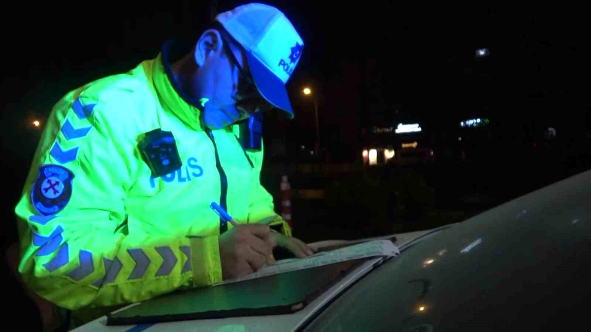 Bursa\'da trafik ekiplerinden kaçan otomobil yakıt alırken yakalandı