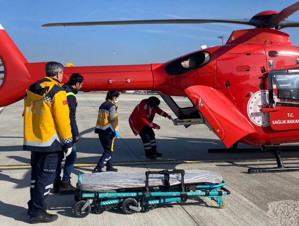 Van\'ın Bahçesaray ilçesinde rahatsızlanan hamile kadın ambulans helikopterle hastaneye ulaştırıldı