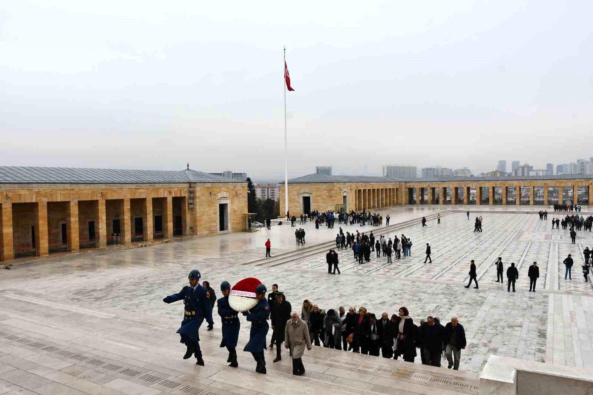 Muratpaşa Belediyesi Yaşlı Meclisi Anıtkabir\'i Ziyaret Etti