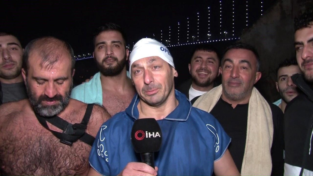 Üsküdar Kuzguncuk\'ta Yeni Yıla Denizde Girildi