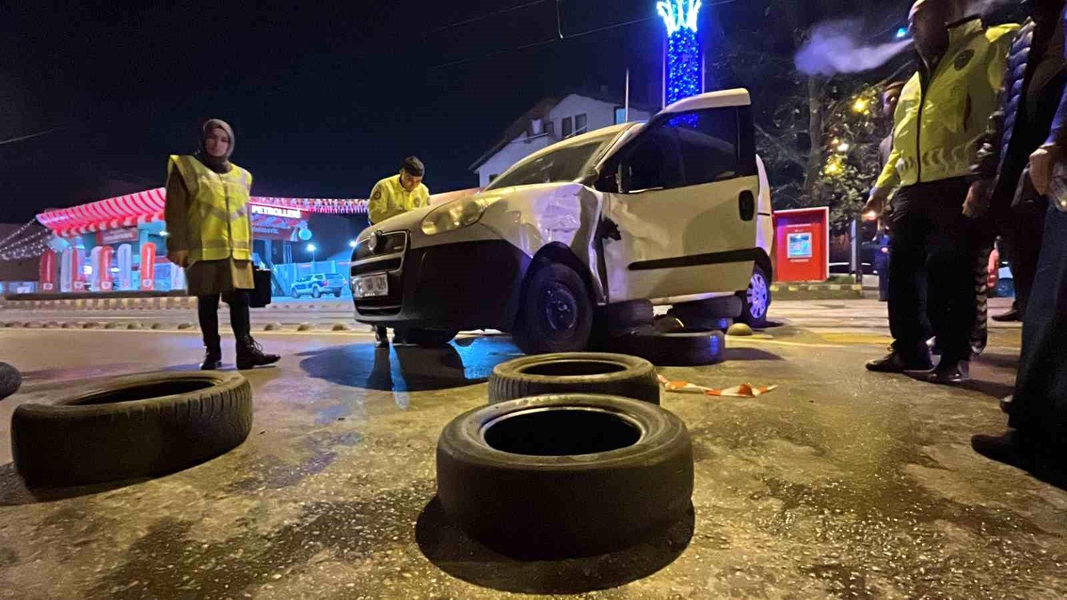 Kocaeli\'de Motosiklet Kazası: Vatandaşlar Sürücüyü Kurtardı