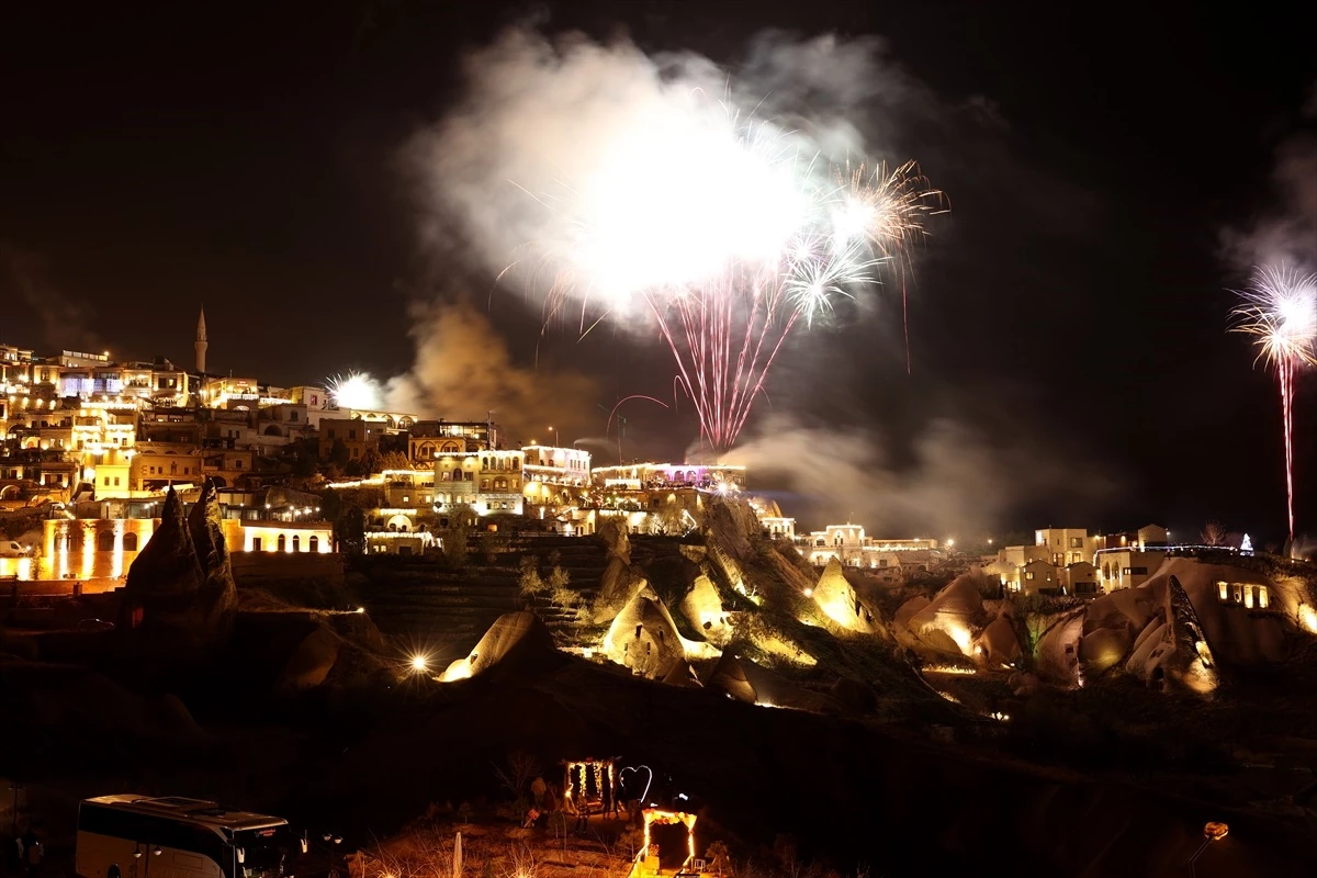 Kapadokya\'da Yeni Yıl Peribacaları Arasında Kutlandı