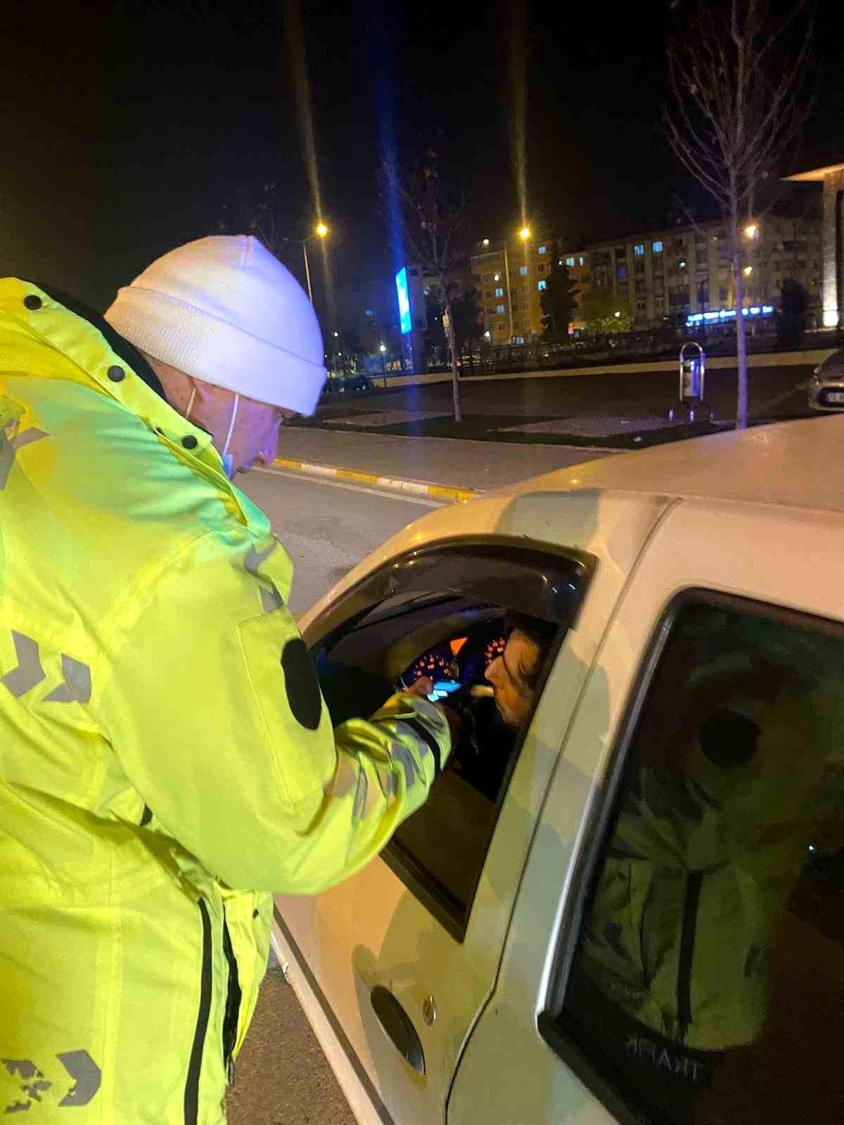 Balıkesir\'de trafik polisleri yılbaşı gecesi denetimlerini sürdürdü