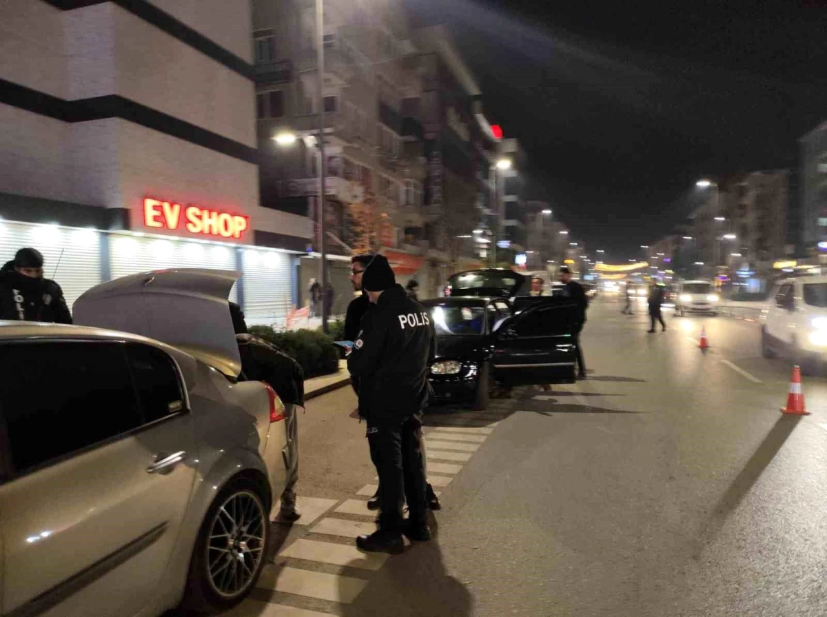 Çerkezköy\'de Yılbaşı Asayiş Uygulaması: Silahlar ve Kaçak Tütün Ele Geçirildi