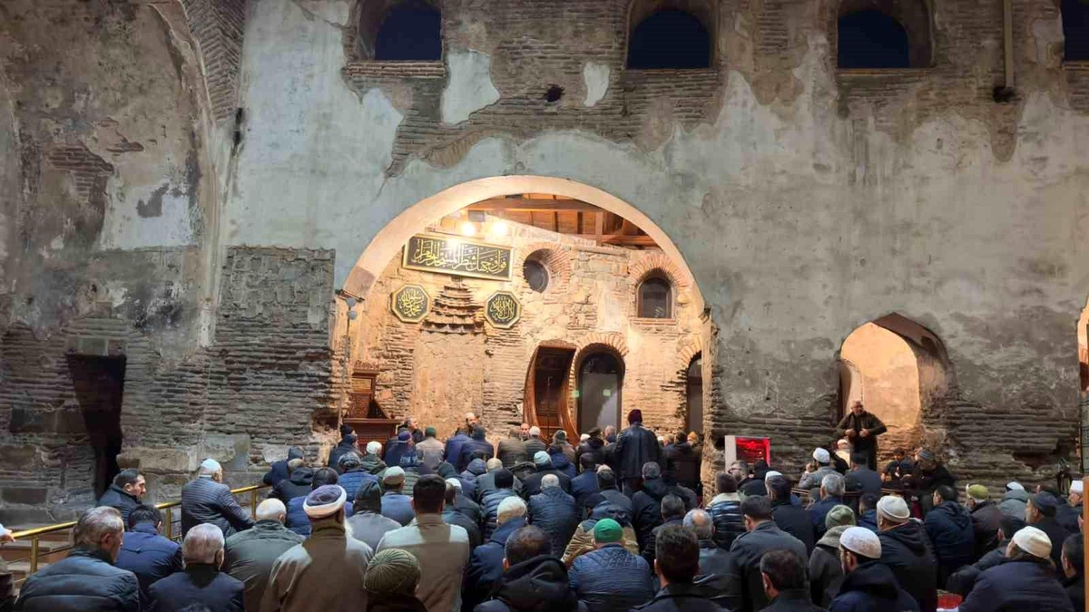 Yılın ilk sabah namazında binlerce kişi Ulucami\'de şehitler için dua etti