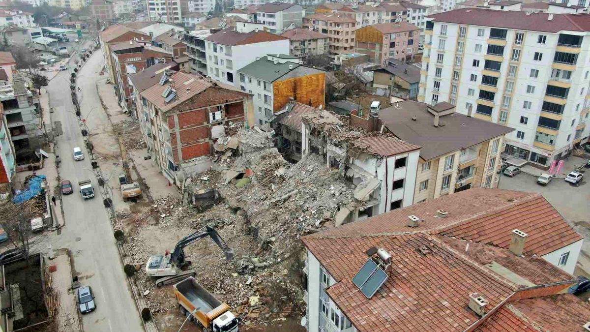 Elazığ\'da ağır hasarlı binanın yıkım anı cep telefonu kamerasına yansıdı