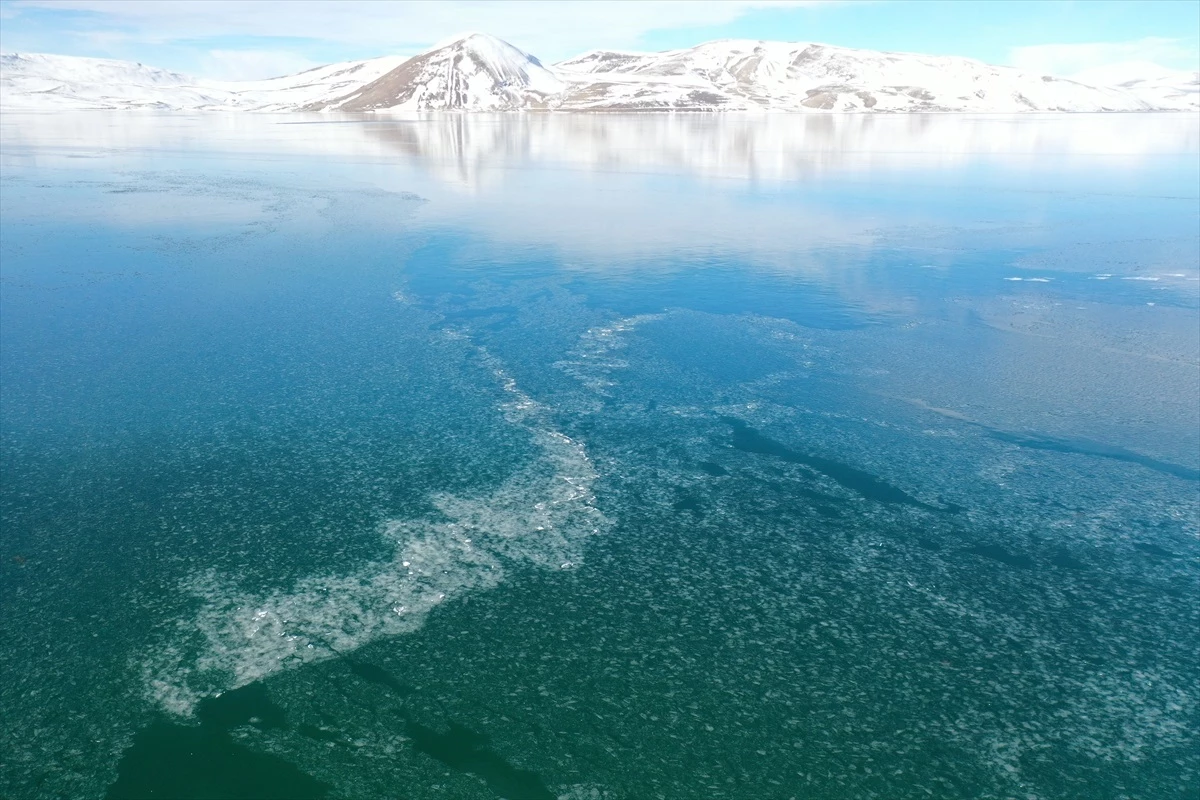 Dondurucu soğuklarla kaplı Balık Gölü dronla görüntülendi
