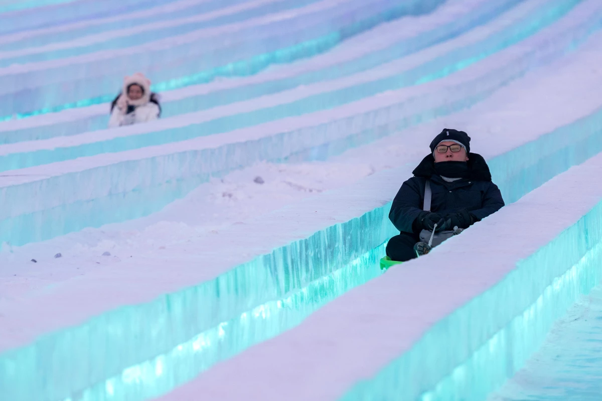 Harbin Buz ve Kar Dünyası\'ndaki 521 Metrelik Buz Kaydırağı İlgi Odağı