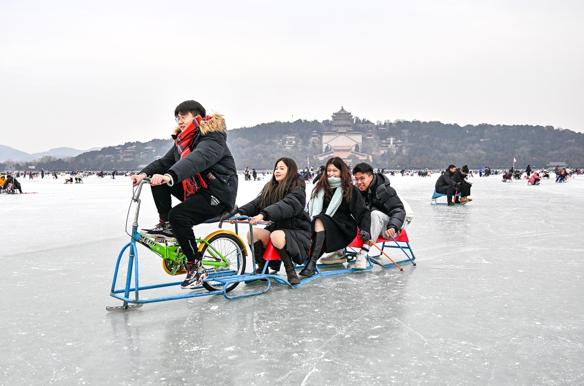 Beijing\'deki Yazlık Saray\'da Turistler Donmuş Gölde Eğlendi