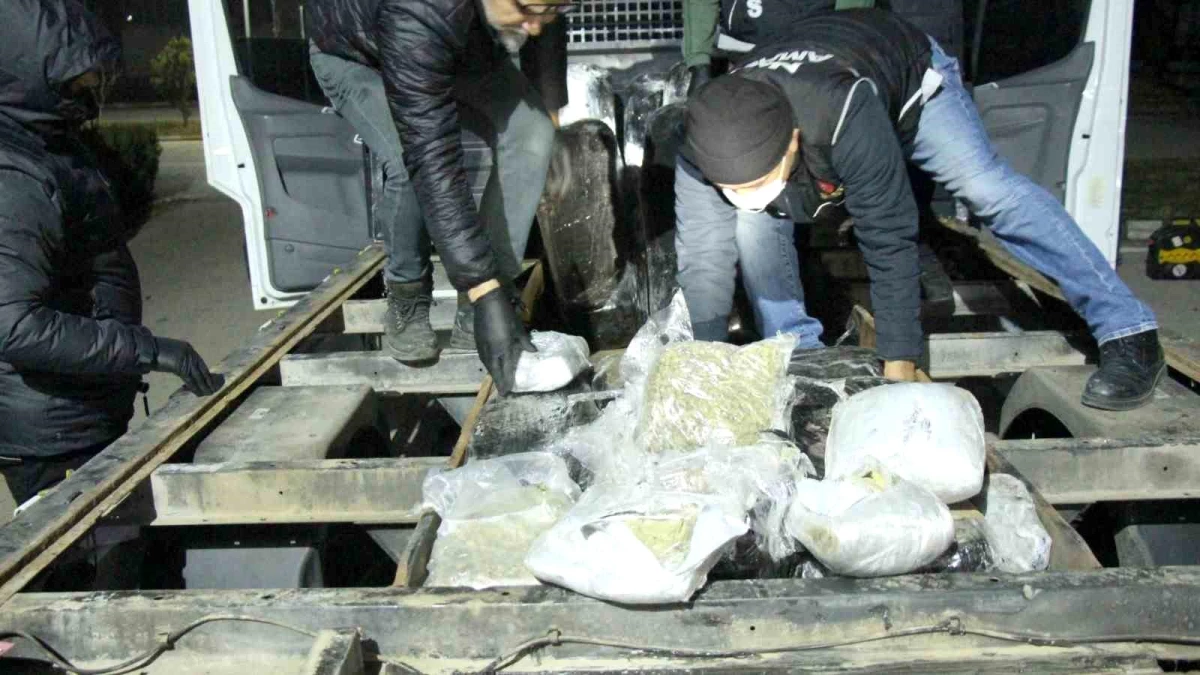 Amasya\'da Kamyonette Gizlenmiş 120 Kilogram Esrar Ele Geçirildi