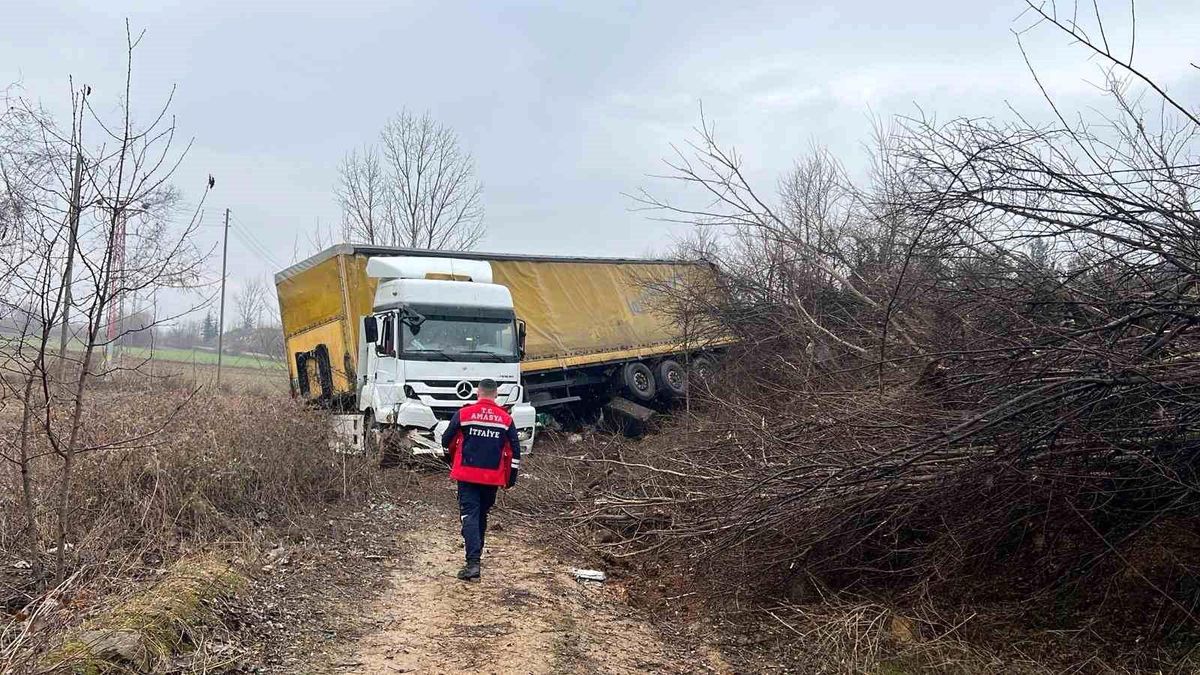 Amasya\'da yağışlı yolda kontrolden çıkan tır devrildi