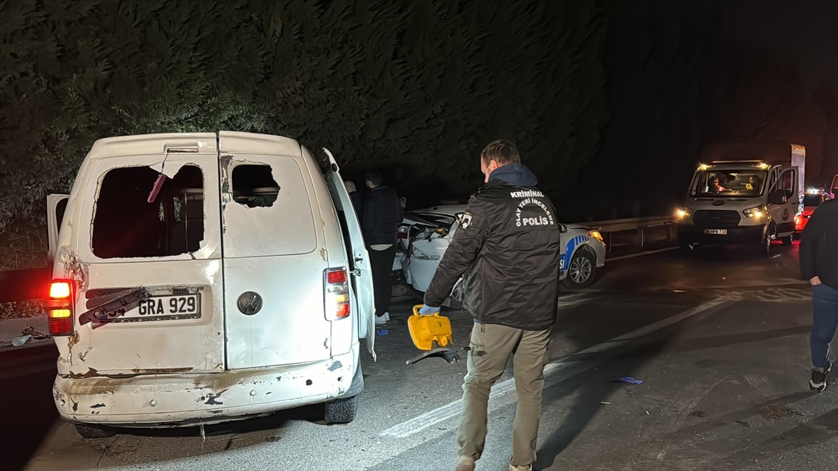 Anadolu Otoyolu\'nda düzensiz göçmen taşıyan araç polis araçlarına çarptı: 4 polis 18 kişi yaralandı