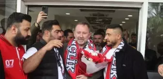 Sergen Yalçın, Antalyaspor'un yeni teknik direktörü olarak göreve başladı