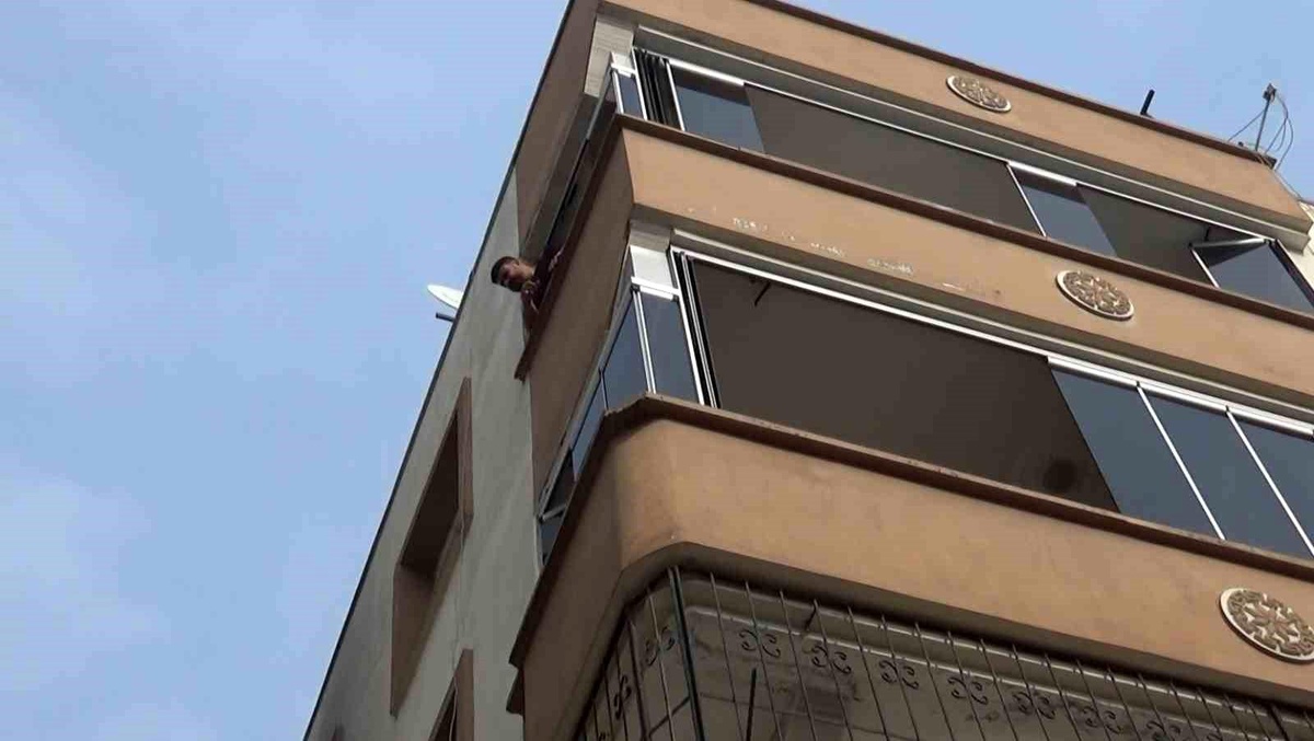 Gaziantep\'te 3 katlı apartmanda çıkan yangında mahsur kalan 3 çocuk ve anne kurtarıldı