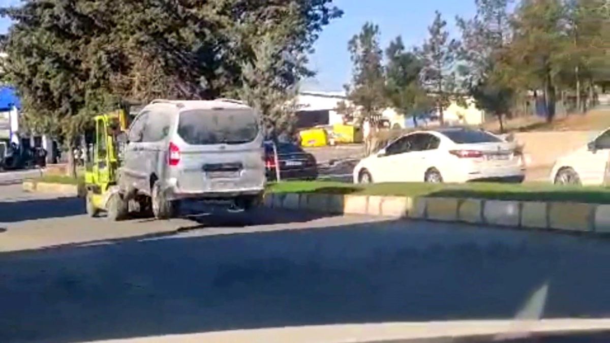 Şanlıurfa\'da hasarlı aracın forklift ile taşınması kameralara yansıdı