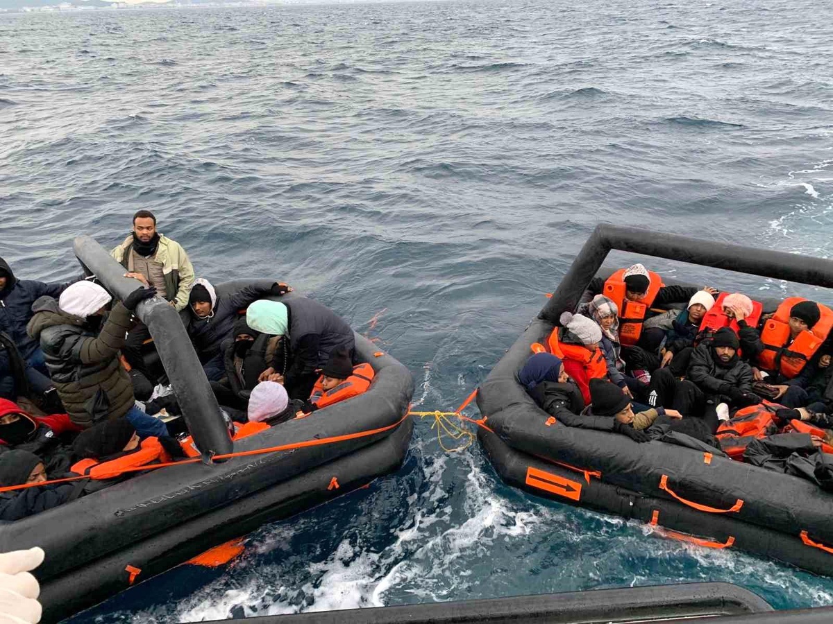 Balıkesir Ayvalık\'ta Yunanistan unsurları tarafından geri itilen 38 düzensiz göçmen kurtarıldı