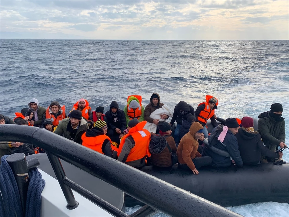 Balıkesir Ayvalık açıklarında 55 düzensiz göçmen kurtarıldı