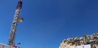 Bakan Bayraktar, Şehit Astsubay Esma Çevik ve Şehit Öğretmen Aybüke Yalçın'ın aileleriyle görüştü