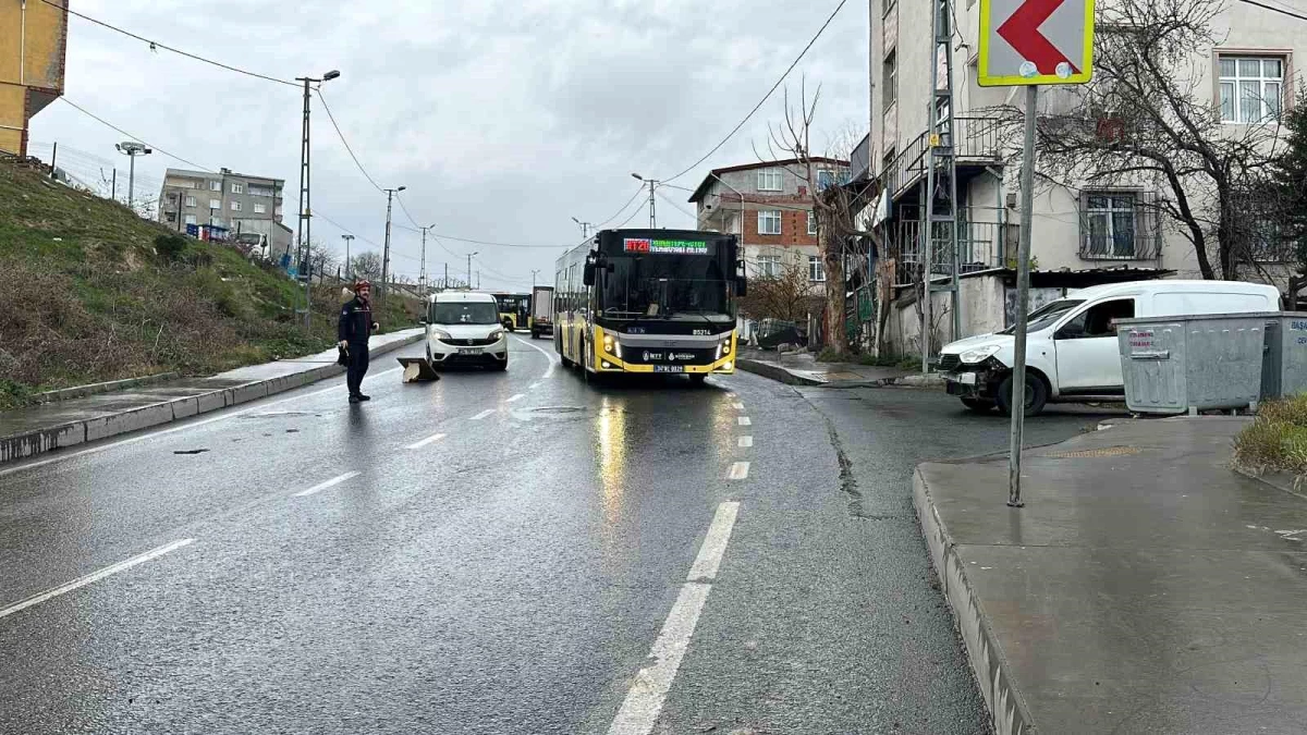 Başakşehir\'de Yağışlı Havada Kaza: 3 Araç Karıştı, 1 Kişi Yaralandı