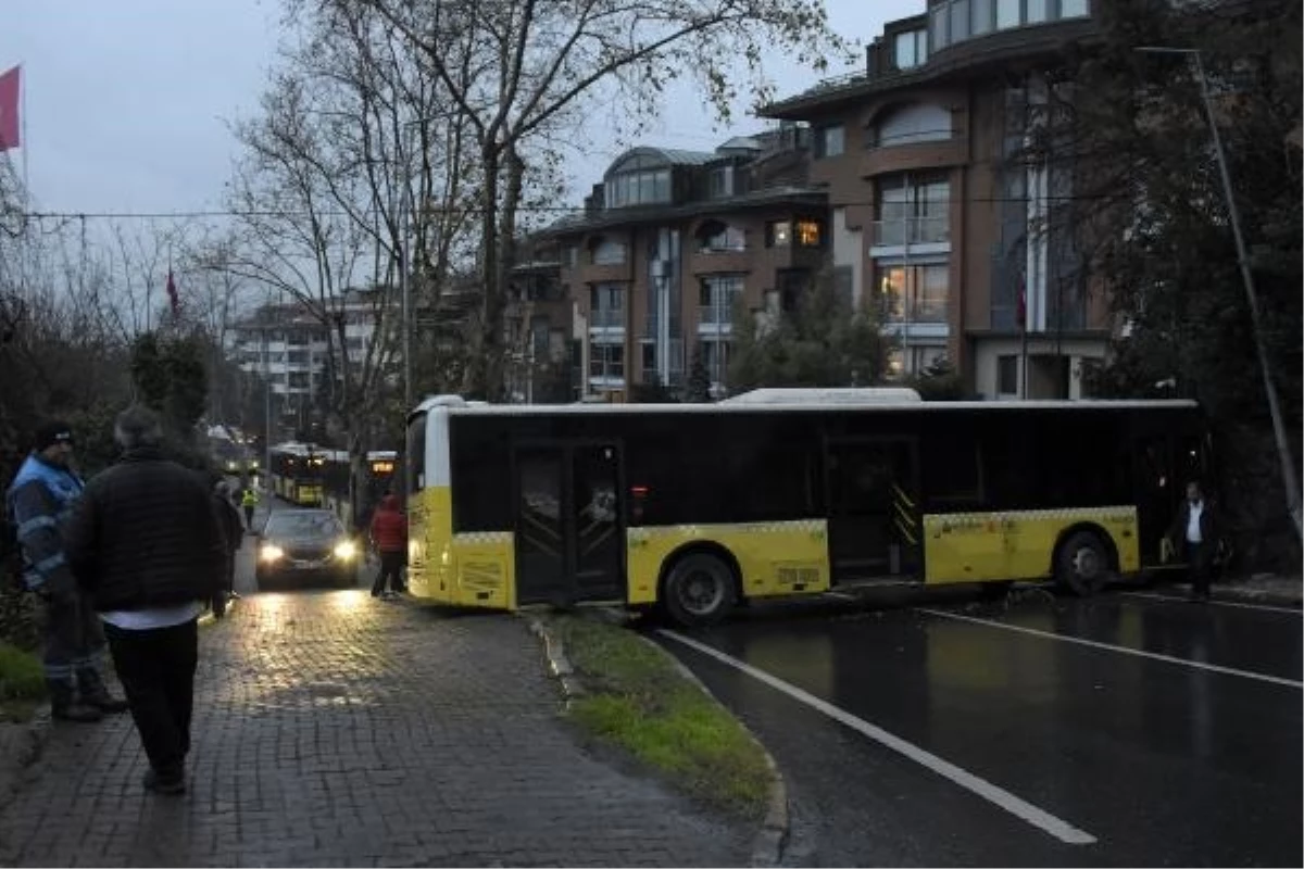 Beşiktaş\'ta İETT otobüsü panelvana çarptı: 2 yaralı