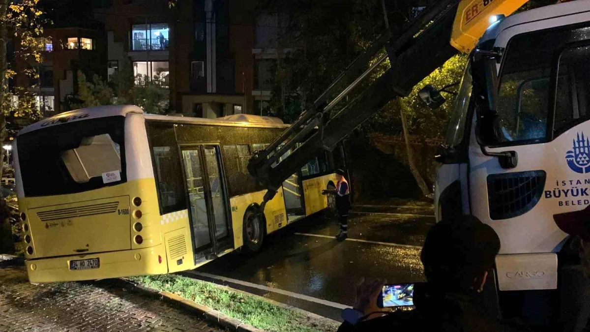 Beşiktaş\'ta İETT otobüsü ile araç çarpıştı: 2 yaralı