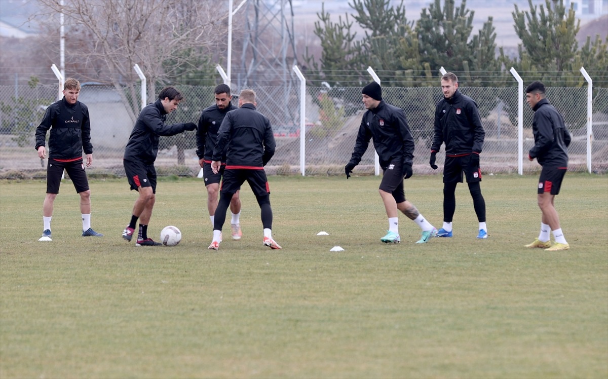 Bülent Uygun, Sivasspor\'un başında ilk antrenmanına çıktı