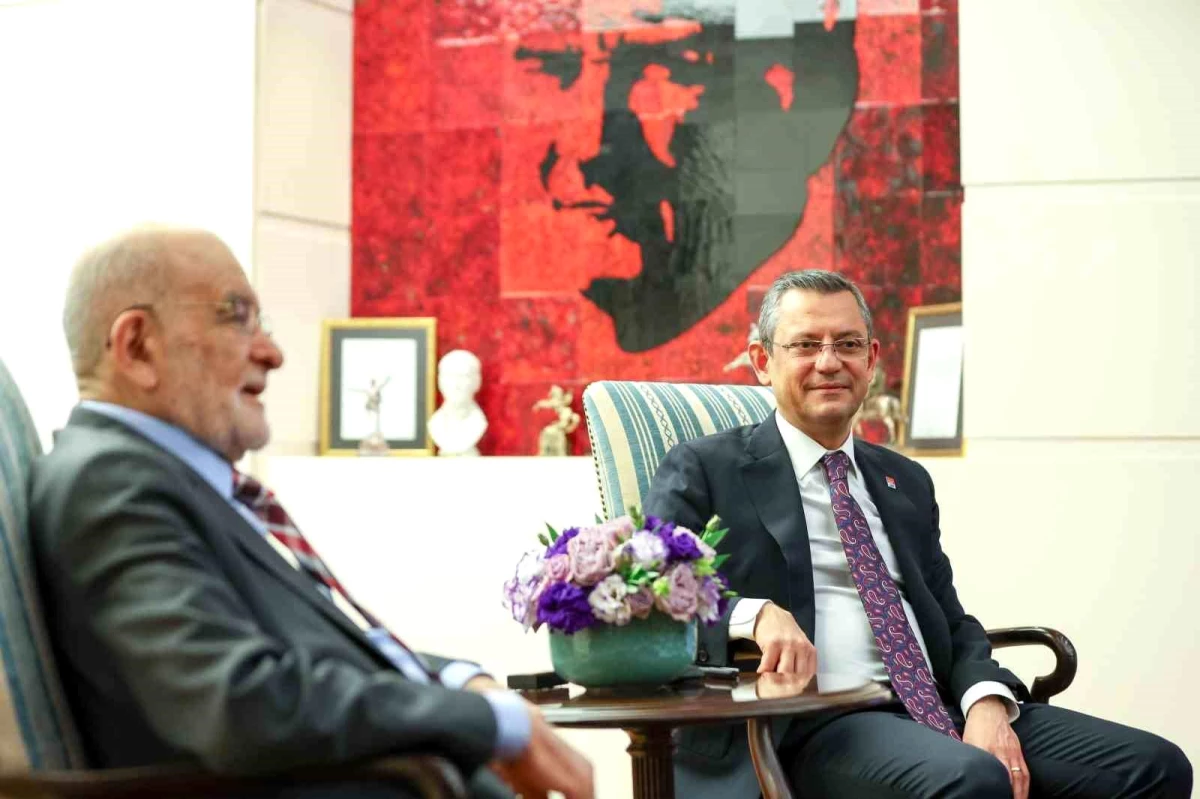 CHP Genel Başkanı Özgür Özel, Saadet Partisi Genel Başkanı Temel Karamollaoğlu ile görüştü