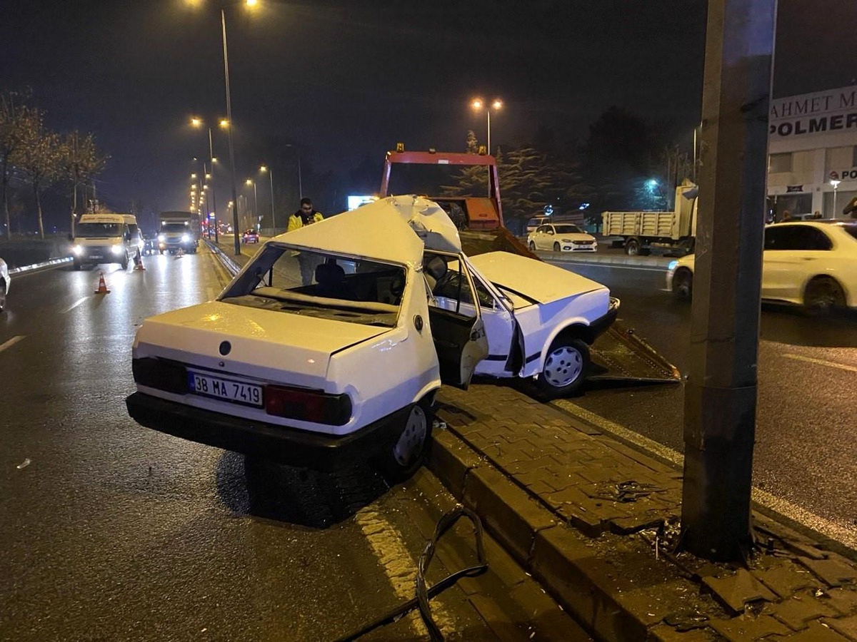 Kayseri\'de direğe çarpan otomobilde 4 kişi yaralandı