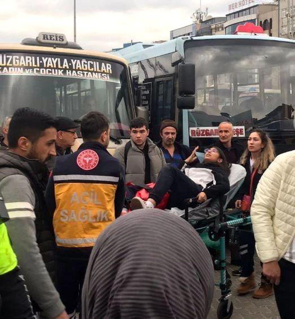 Zonguldak\'ta lise öğrencisi dolmuşun çarpması sonucu yaralandı