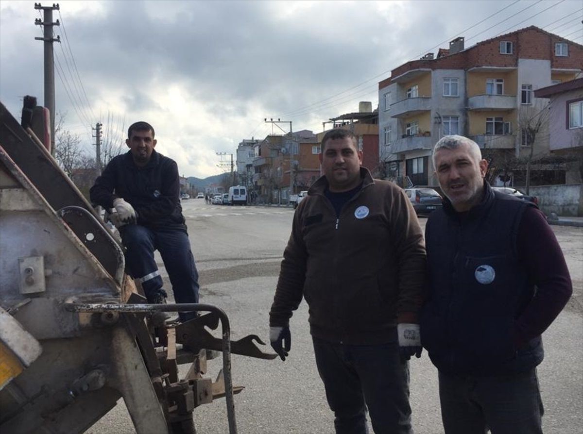 Keşan\'da çöp konteynerine atılan köpek yavruları temizlik işçileri tarafından kurtarıldı