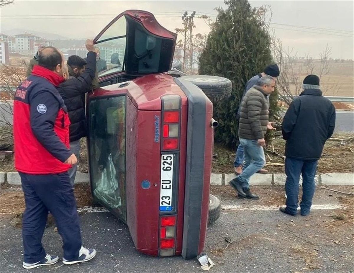 Elazığ\'da otomobilin devrilmesi sonucu 4 kişi yaralandı