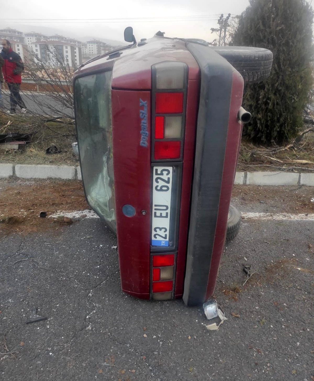 Elazığ\'da Otomobil Yan Yattı: 4 Kişi Yaralandı