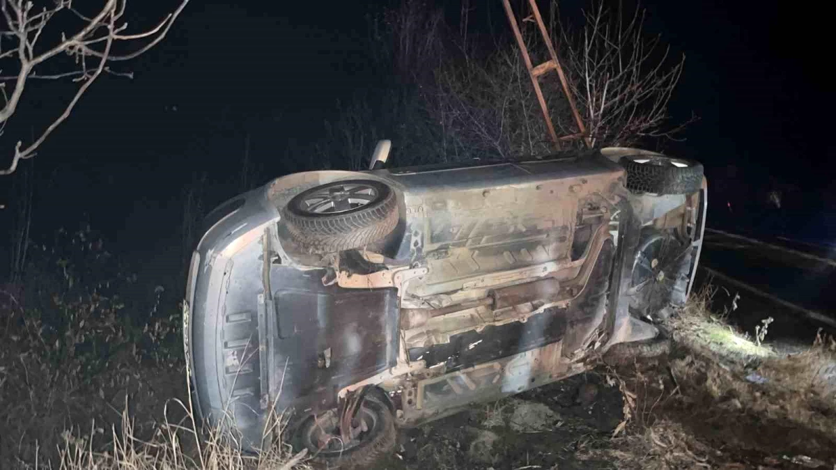 Kastamonu Tosya\'da Elektrik Direğine Çarpan Otomobil Takla Attı: 4 Yaralı