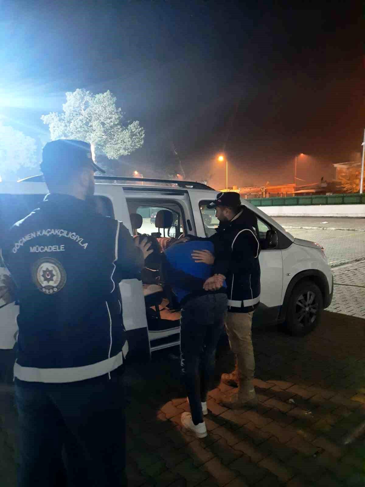 Erzincan\'da yakalanan 22 Afganistan uyruklu düzensiz göçmen