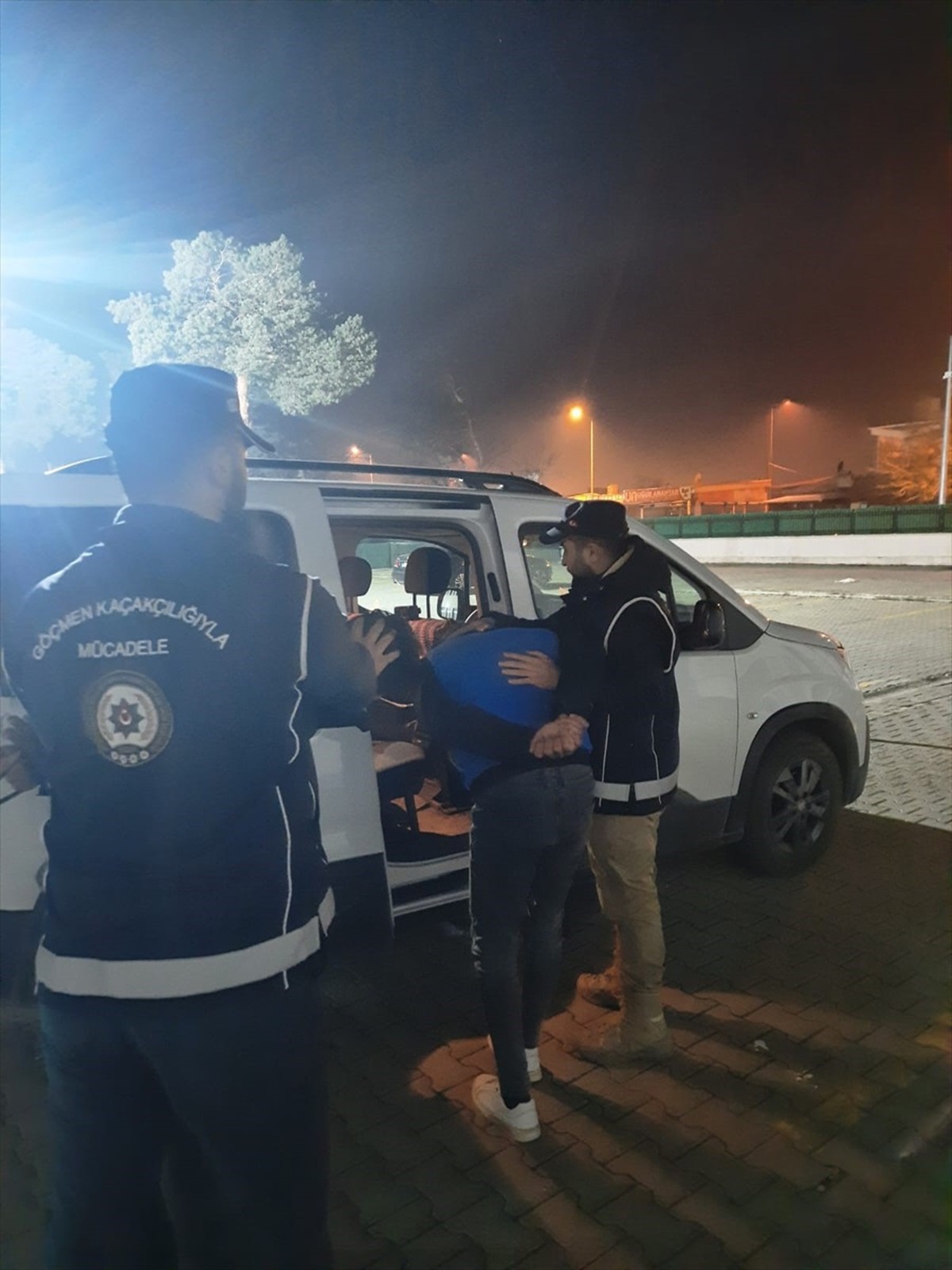 Erzincan\'da Gümrük Mühürlü Tırda 22 Düzensiz Göçmen Yakalandı