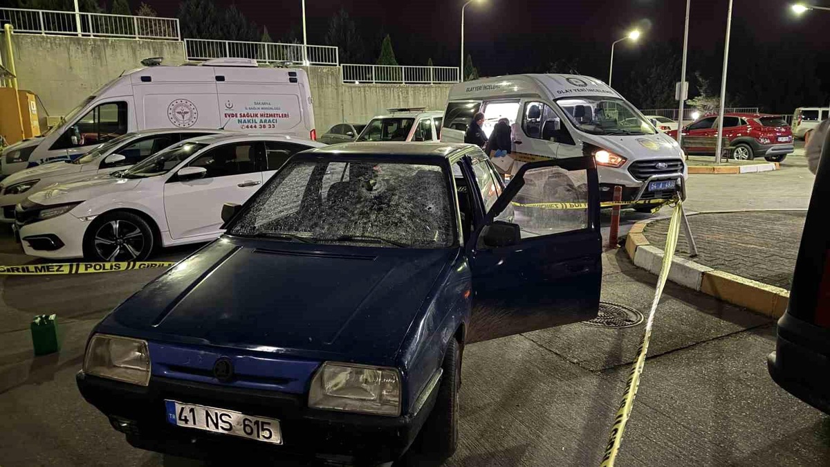 Adapazarı\'nda Eski Kız Arkadaş ve Ağabeyinin Bulunduğu Otomobile Kurşun Yağdırıldı