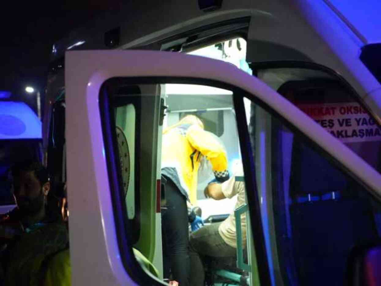 İETT otobüsü hafriyat kamyonuna çarptı: 9 kişi yaralandı İETT otobüsü hafriyat kamyonuna çarptı: 9 kişi yaralandı