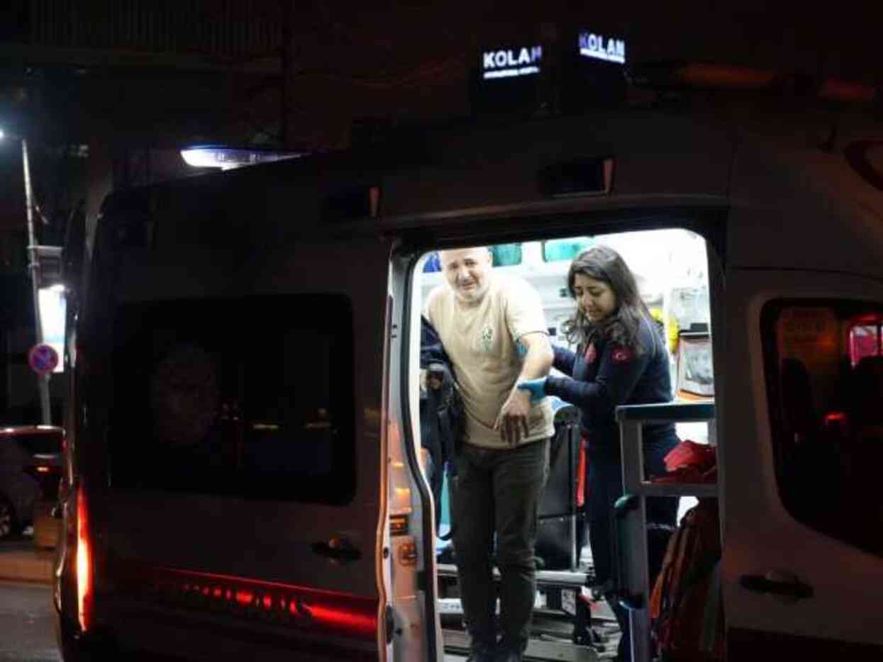 İETT otobüsü hafriyat kamyonuna çarptı: 9 kişi yaralandı İETT otobüsü hafriyat kamyonuna çarptı: 9 kişi yaralandı