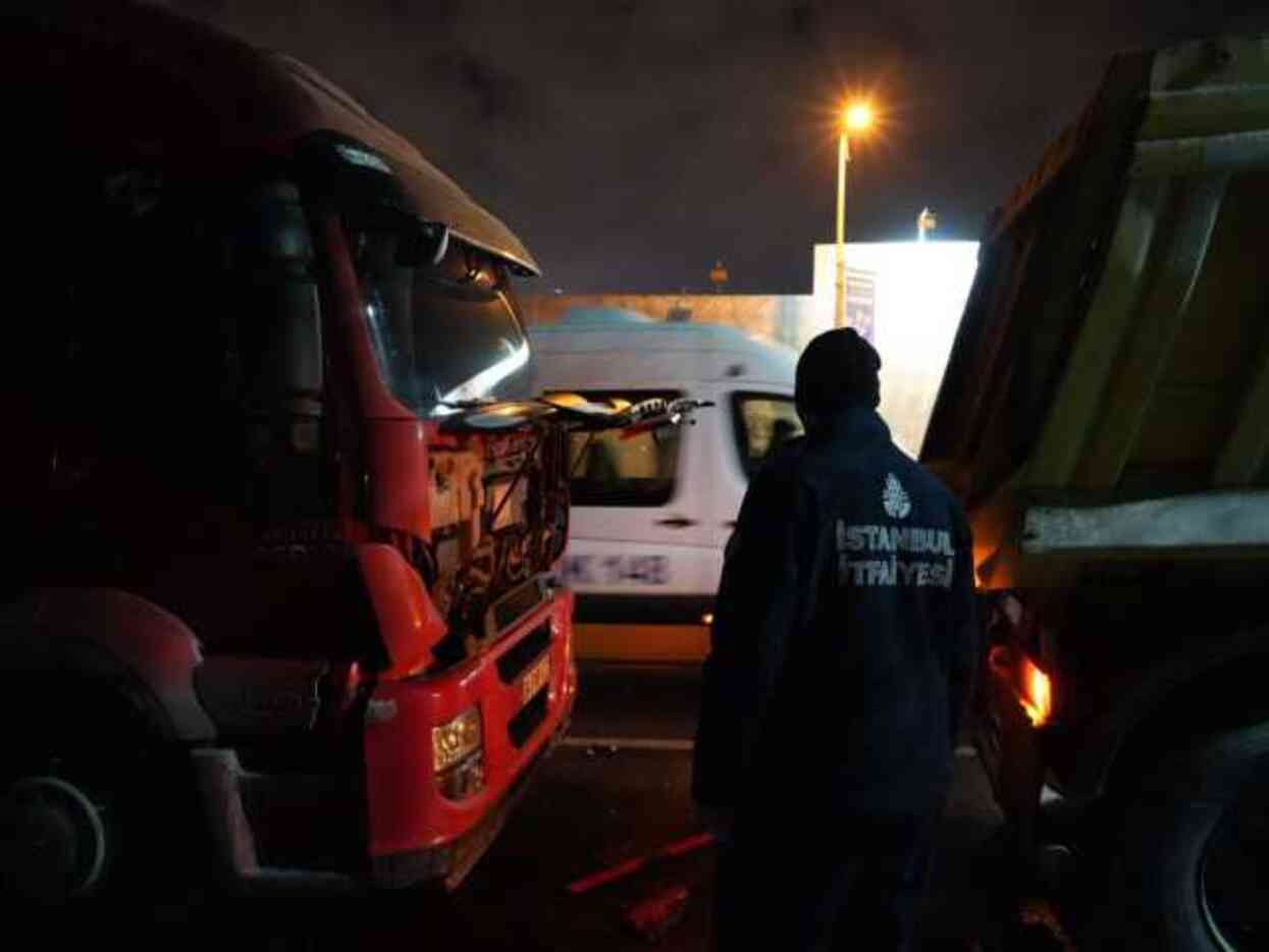 İETT otobüsü hafriyat kamyonuna çarptı: 9 kişi yaralandı İETT otobüsü hafriyat kamyonuna çarptı: 9 kişi yaralandı