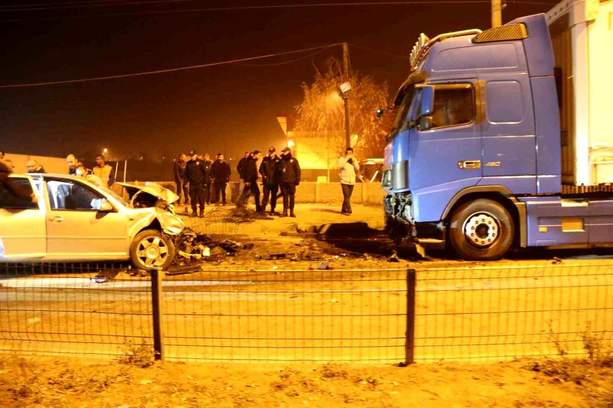 Iğdır\'da otomobil ile tırın kafa kafaya çarpıştığı kazada 3 kişi yaralandı