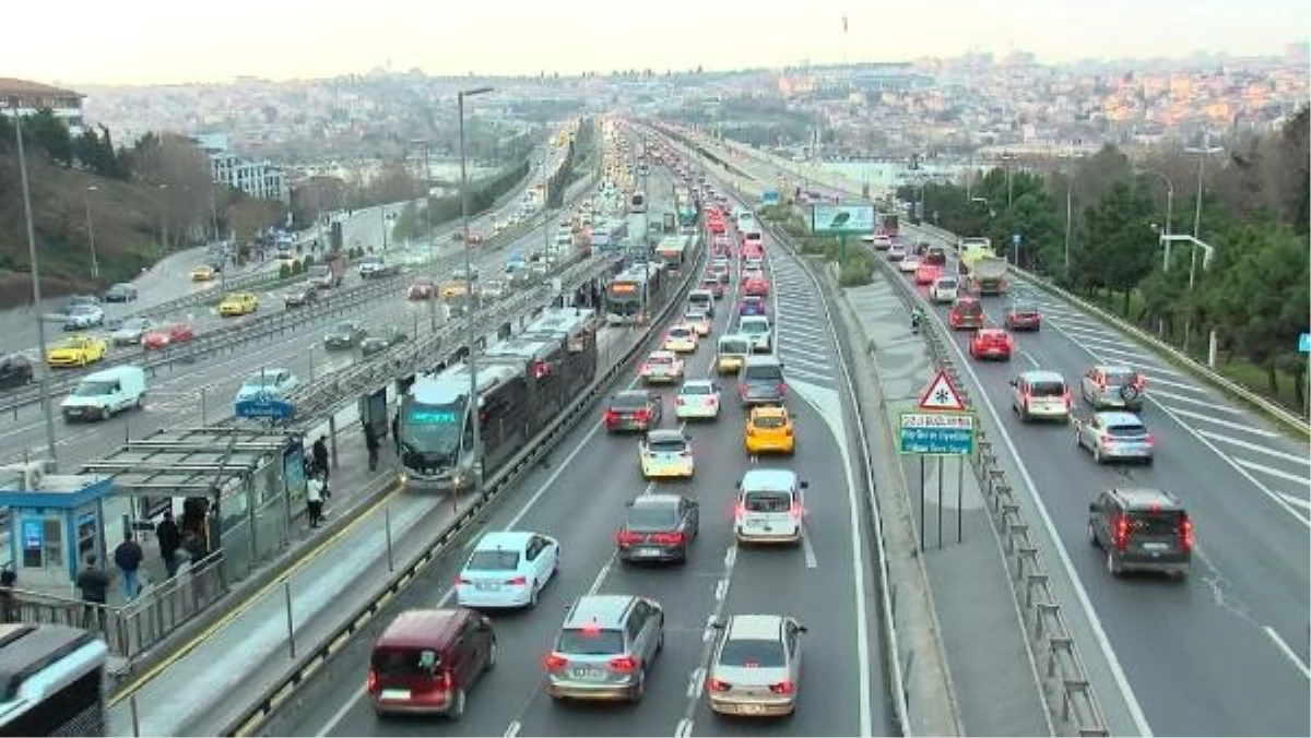İstanbul\'da yeni yılın ilk iş gününde trafik yoğunluğu