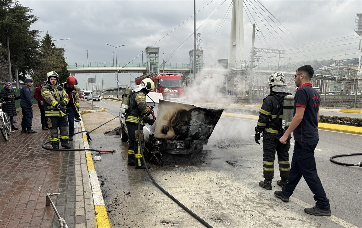 İzmit\'te seyir halindeki otomobilde çıkan yangın söndürüldü