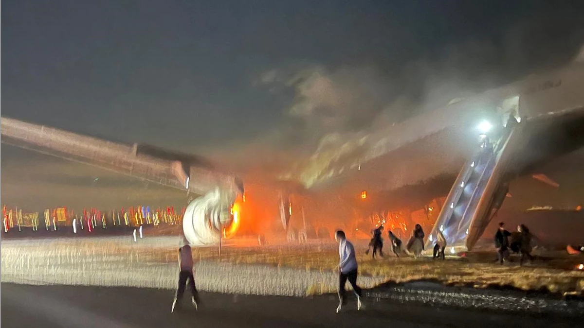 Tokyo\'ya İniş Yapan Uçakta Yangın Çıktı, Tüm Yolcular Kurtuldu