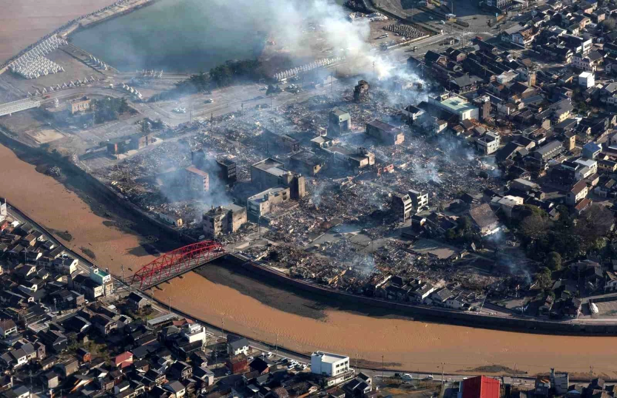 Japonya\'da 7,6 Büyüklüğündeki Depremde Hayatını Kaybedenlerin Sayısı 30\'a Yükseldi