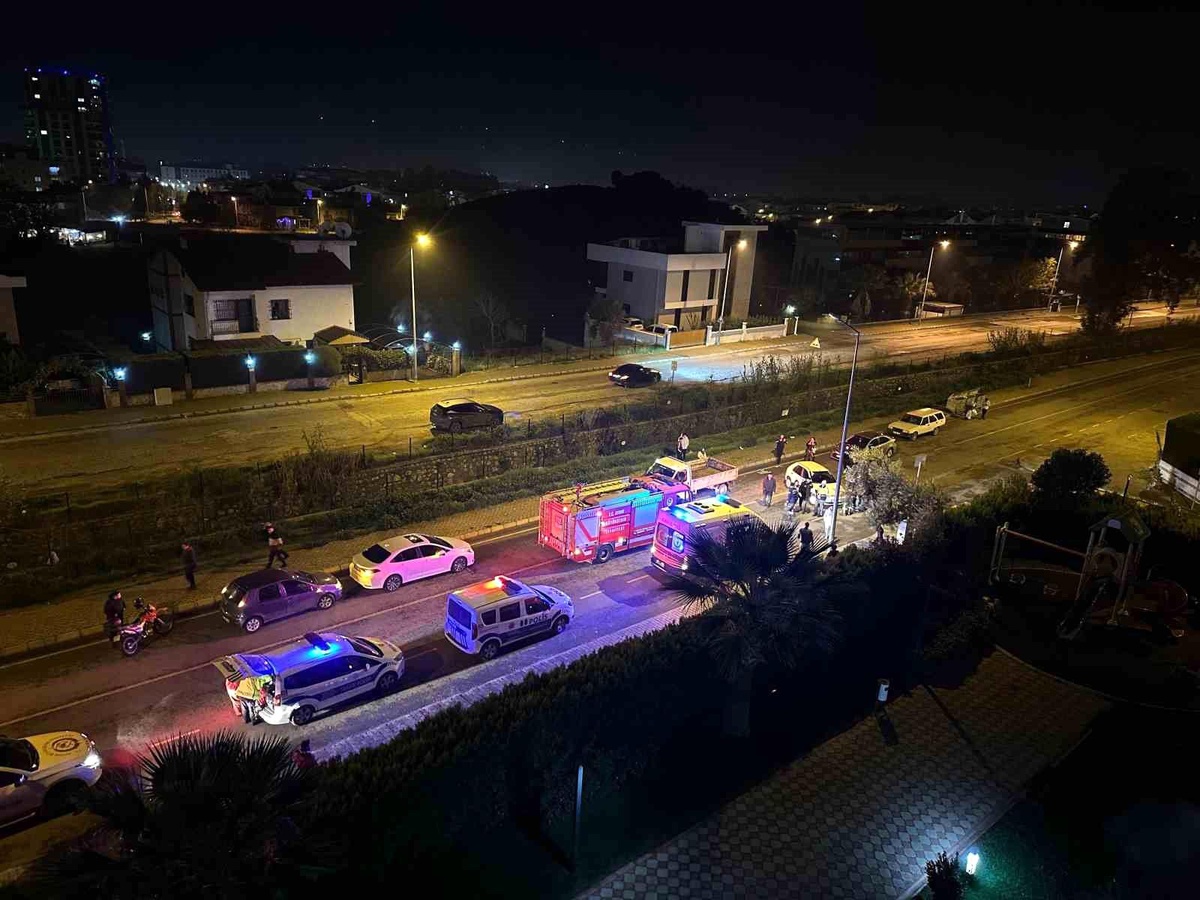 Aydın Efeler\'de Kamyonet ile Otomobil Çarpıştı: 1 Yaralı