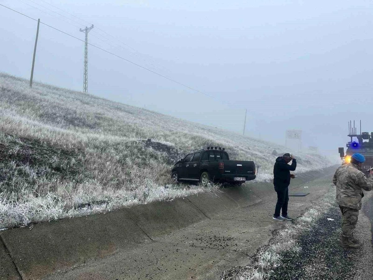 Elazığ\'da Buzlanma Nedeniyle Kontrolden Çıkan Kamyonet Şarampole Kaydı: 2 Yaralı