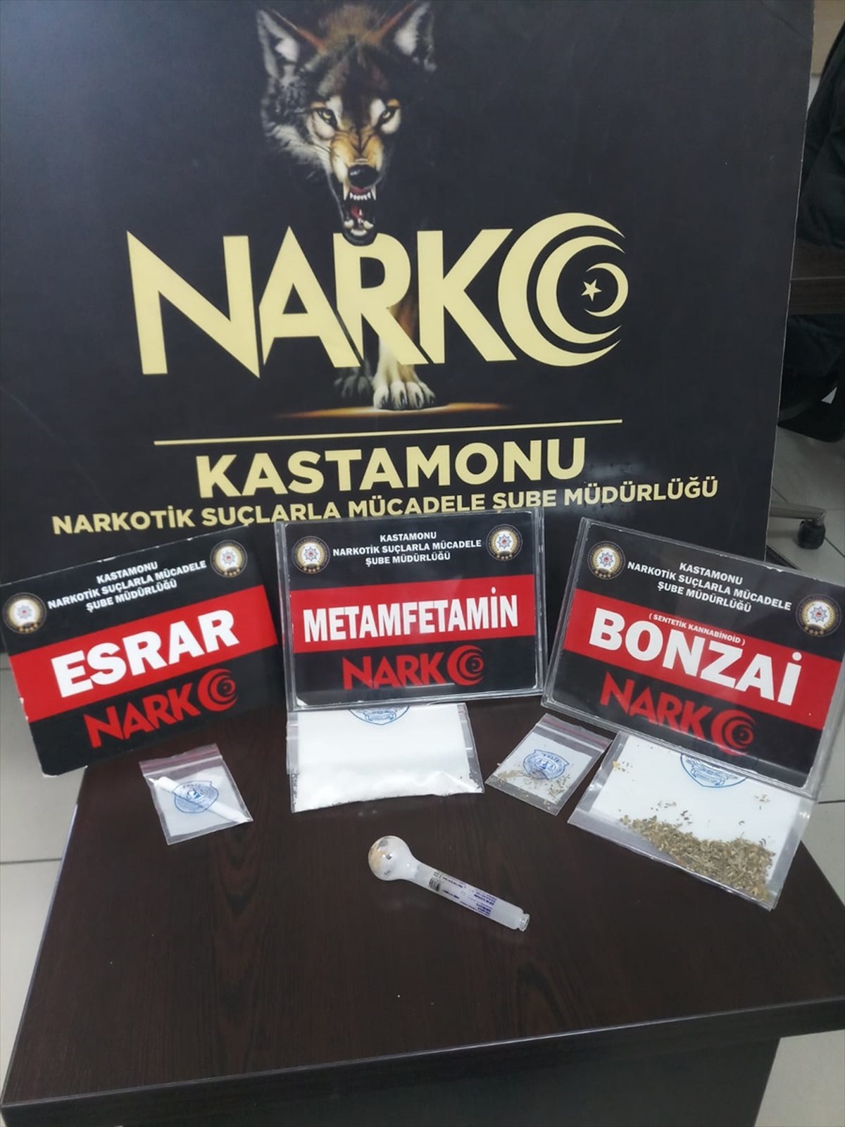 Kastamonu\'da uyuşturucu ele geçirilen otomobildeki 2 zanlı gözaltına alındı