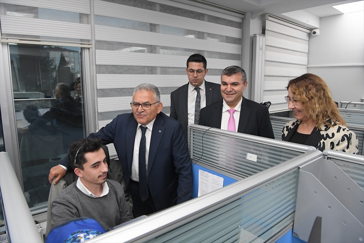 Kayseri Büyükşehir Belediyesi Alo 153 İletişim Merkezi 2023 yılında 1 milyon 200 bin çağrıyı yanıtladı