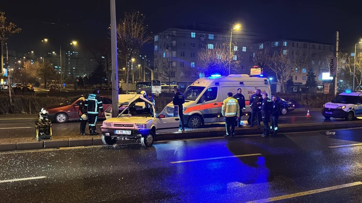 Kayseri\'de trafik kazasında aynı aileden 2\'si çocuk 4 kişi yaralandı